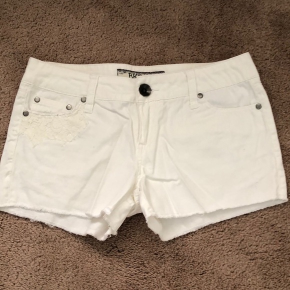 BKE Casuals Lacey White Lace Jean Shorts 25 - Picture 2 of 5